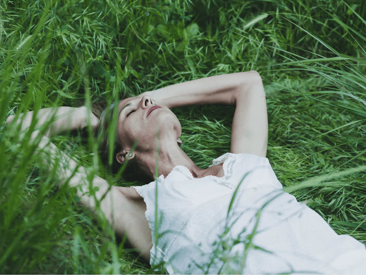 femme allongée dans l'herbe illustrant le lien entre microbiote intestinal et santé cardiovasculaire